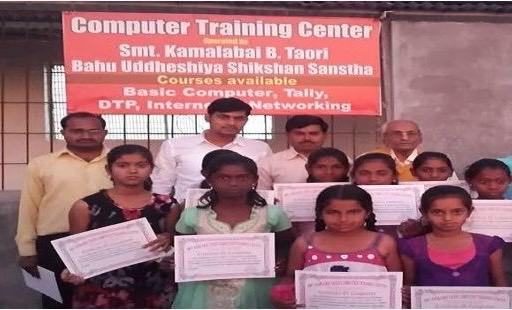Free computer training center students with certificates photo